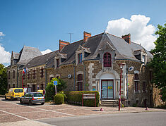 ensemble de batisses en pierres incluant le batiement de la Poste et la Mairie - Agrandir l'image, .JPG 940,9 Ko (fenêtre modale)
