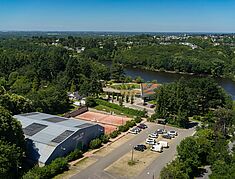 vue aérienne du lac avec un tennis et la piscine. - Agrandir l'image, .JPG 3,3 Mo (fenêtre modale)