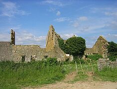 Ruines de maisons en pierres - Agrandir l'image, .JPG 154,9 Ko (fenêtre modale)