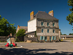 batisse de 3 étages et sa miniature sur un rond point - Agrandir l'image, .JPG 990,4 Ko (fenêtre modale)
