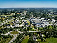 vue aerienne d'une zone d'activité entourée par des axes routiers - Agrandir l'image, .JPG 605,0 Ko (fenêtre modale)