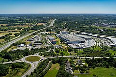 vue aerienne d'une zone d'activité entourée par des axes routiers