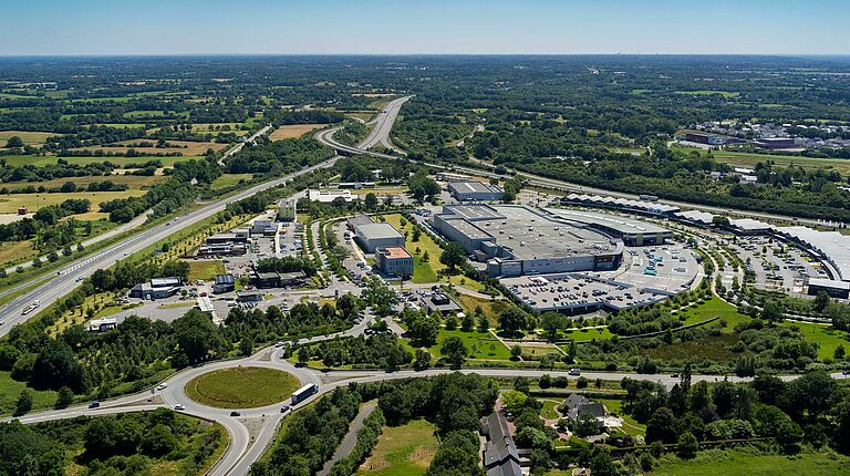 vue aerienne d'une zone d'activité entourée par des axes routiers