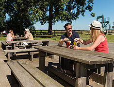 persones installées sur des tables avec des boissons avec l'écluse en arriière plan - Agrandir l'image, .JPG 806,8 Ko (fenêtre modale)