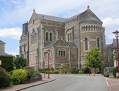 Eglise imposante - Agrandir l'image, .JPG 160,5 Ko (fenêtre modale)