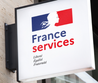 enseigne lumineuse exterieure france services incluant Mariane et les couleurs dudrapeau français