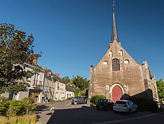 quelques véhicules stationnés au pied l'église, au carrefour de deux petites routes - Agrandir l'image, .JPG 974,1 Ko (fenêtre modale)