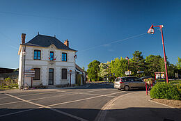 vue de face de la mairie, avec la signalétique routière indiquant les communes de lavau sur Loire, Savenay et malville