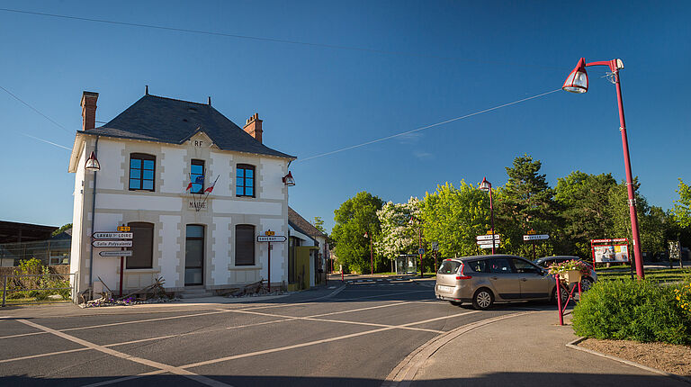 vue de face de la mairie, avec la signalétique routière indiquant les communes de lavau sur Loire, Savenay et malville