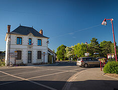 vue de face de la mairie, avec la signalétique routière indiquant les communes de lavau sur Loire, Savenay et malville - Agrandir l'image, .JPG 734,8 Ko (fenêtre modale)