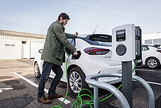 Un agent branche un véhicule électrique sur une borne mise à disposition - Agrandir l'image, .JPG 4 Mo (fenêtre modale)